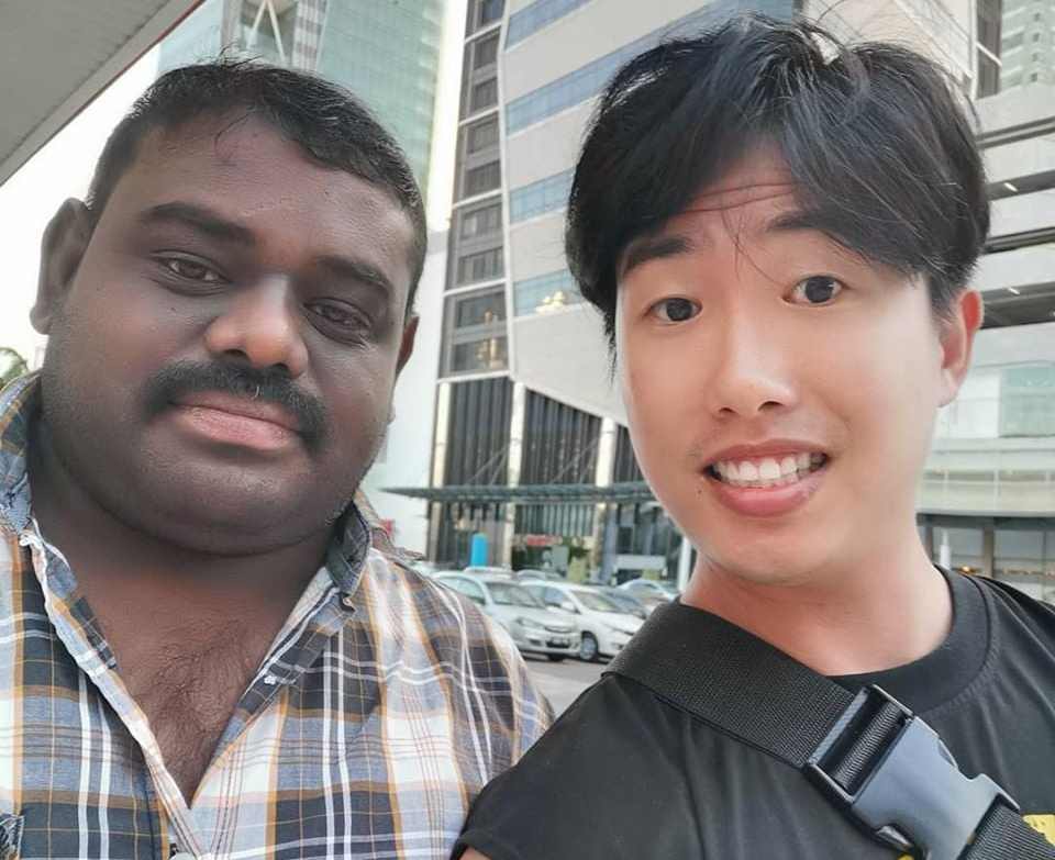 Mak with Sateesh after Sateesh drove some 200km from Melaka to Johor Baru to return Mak's wallet that was left in Sateesh's car. u00e2u20acu201d Photo via Facebook/JB TRACER: Johor Bahru Traffic, Crime & Community Service Report