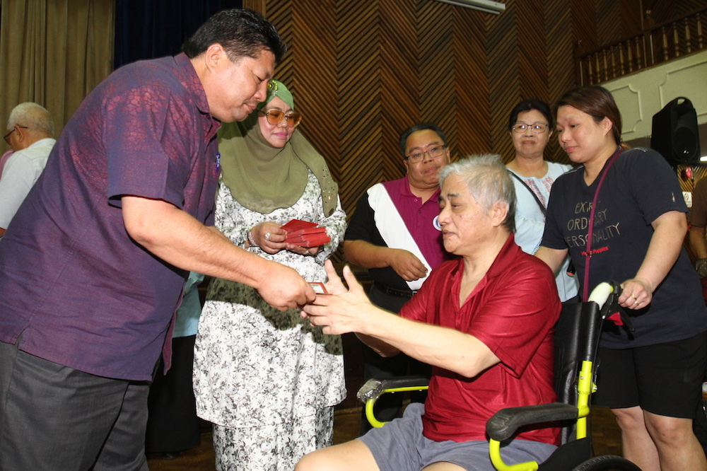 Johor Bersatu chief Mazlan Bujang, who is also Johor Baru City Council Foundation chairman, distributes aid to the needy in conjunction with Chinese New Year in Johor Baru January 15, 2020. u00e2u20acu201d Picture by Ben Tan