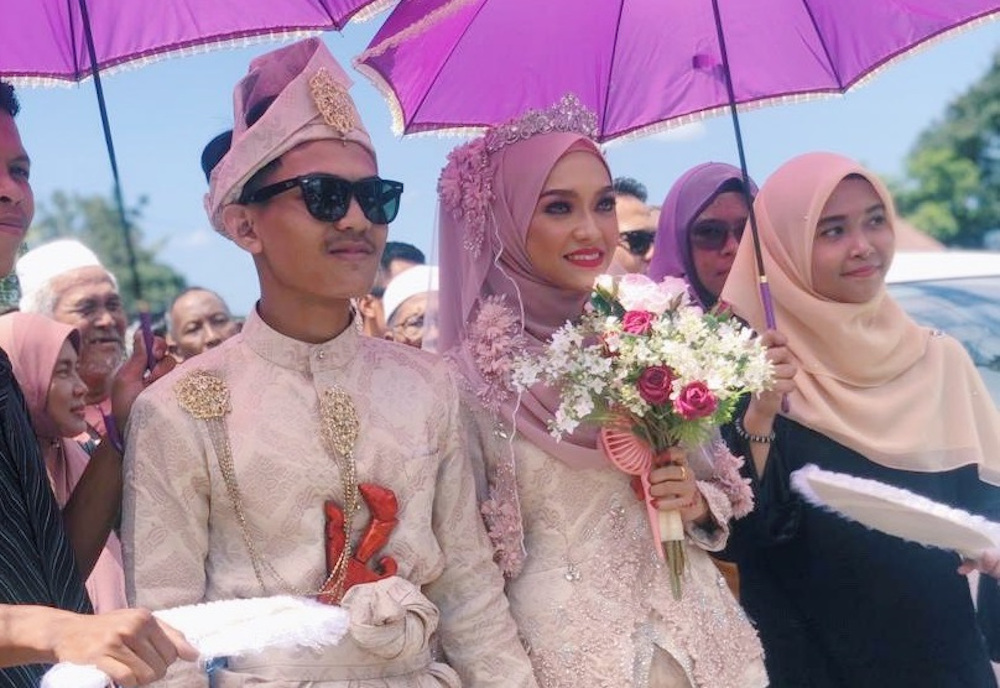 Faiz and Fara look happy as ever on their wedding day. — Picture via Twitter/@eriinkahar
