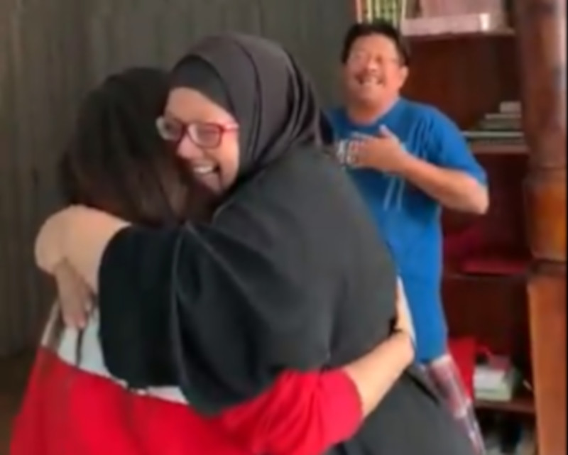 A happy reunion. — Picture from Twitter/@AisyahAzmil   