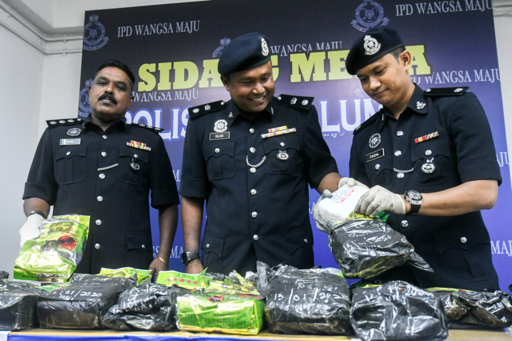 Wangsa Maju district police chief Supt Rajab Ahad Ismail (centre) with the seized drugs at the Wangsa Maju district police headquarters January 20, 2020. u00e2u20acu201d Bernama pic 