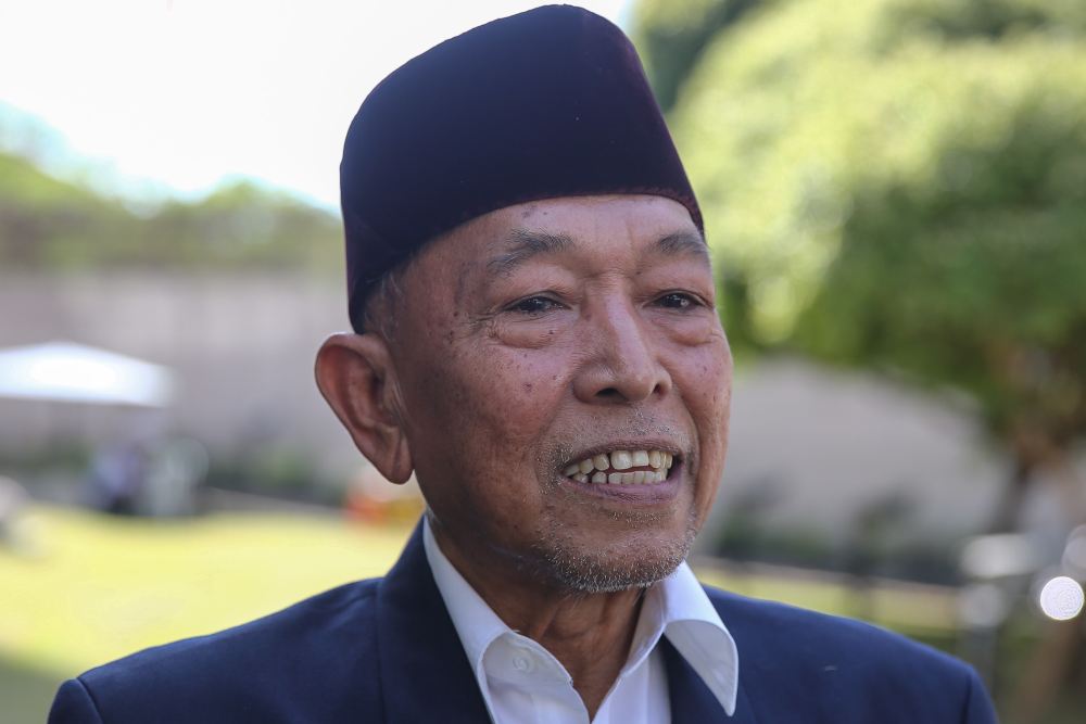 Chairman of Malaysia Muslim Watch Datuk Mahmud Abdullah speaks to reporters after handing over a memorandum to the US Embassy in Kuala Lumpur January 7, 2020. ― Picture by Yusof Mat Isa