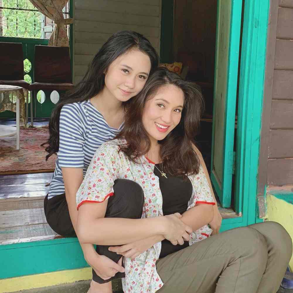 The picture of Ramona Zamzam with Intan Najuwa that led a fan to question whether the locket worn by the actress was a cross. u00e2u20acu2022 Picture via Instagram/ramonazamzam