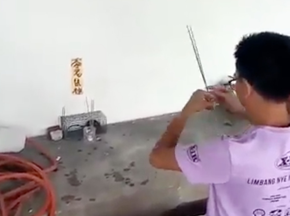 A trapped rat found itself at the centre of an absurd situation when a Chinese man started praying to it. u00e2u20acu201d Screengrab from Facebook