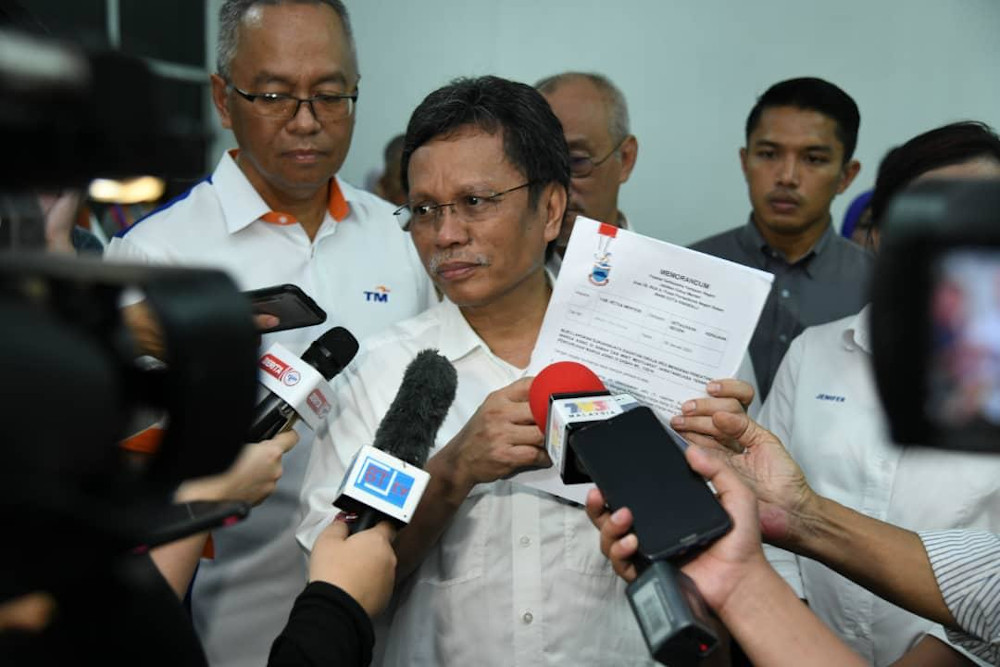 Sabah chief minister Datuk Seri Shafie Apdal said that he had proof in the form of meeting minutes from Tan Sri Pairin Kitinganu00e2u20acu2122s committee on March 14, 2016. u00e2u20acu201d Picture by Julia Chan