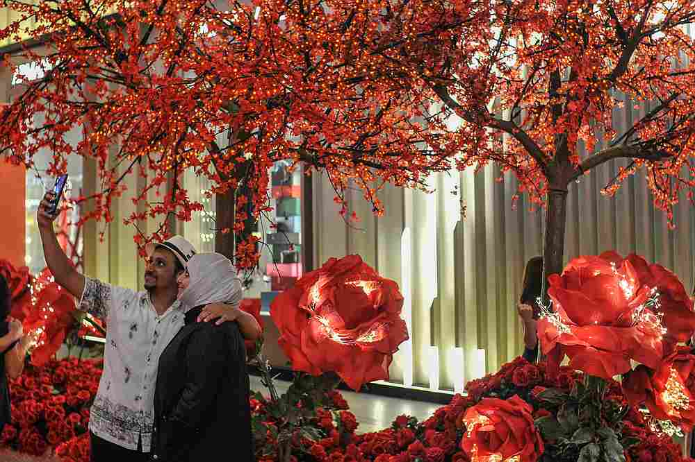 With beautiful red trees and lights in the backdrop, you’d be silly not to take a few photos right? — Picture by Shafwan Zaidon