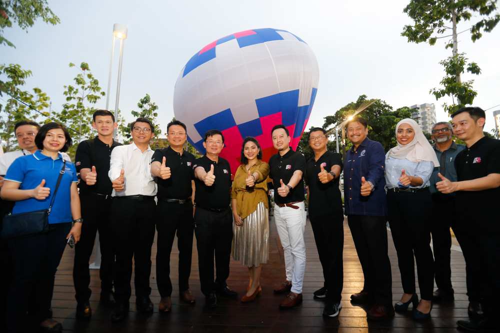 Penang Chief Minister Chow Kon Yeow (sixth left) along with AKA Balloon CEO Izzati Khairudin (centre) and other VIPs take a group photo at Sia Boey in George Town January 10, 2020. u00e2u20acu2022 Picture by Sayuti Zainudin