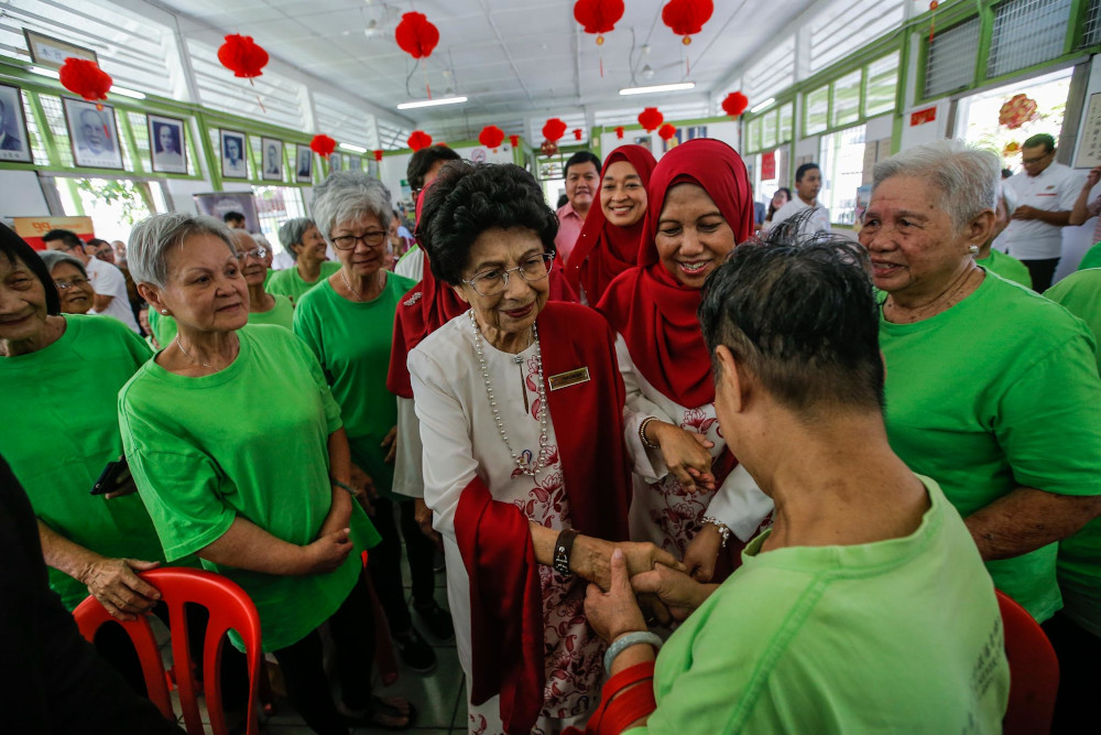 Tun Dr Siti Hasmah Mohamad Ali (centre) attends the Chinese New Year celebration at King George V Old Folksu00e2u20acu2122 Home Kuala Lumpur on January 28, 2020. u00e2u20acu201d Picture by Hari Anggara