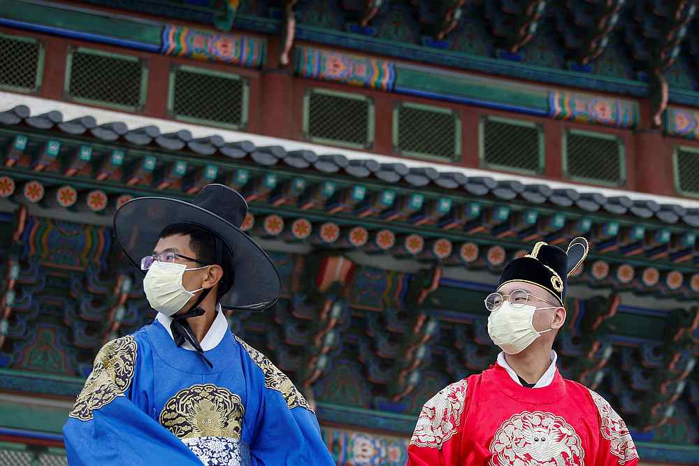 Men wear masks to prevent contracting coronavirus in Seoul, South Korea January 29, 2020. u00e2u20acu201d Reuters pic