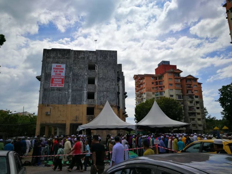 Residents protest against a Buddhist meditation centre in Taman Kumbar Permai January 13, 2020. u00e2u20acu201d Picture courtesy of Azrul Mahathir