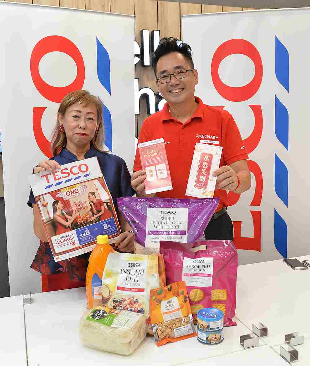 Yap and Kechara’s operations director Justin Cheah pose with items included in the 'Gift of Prosperity' set. — Picture courtesy of Tesco Malaysia