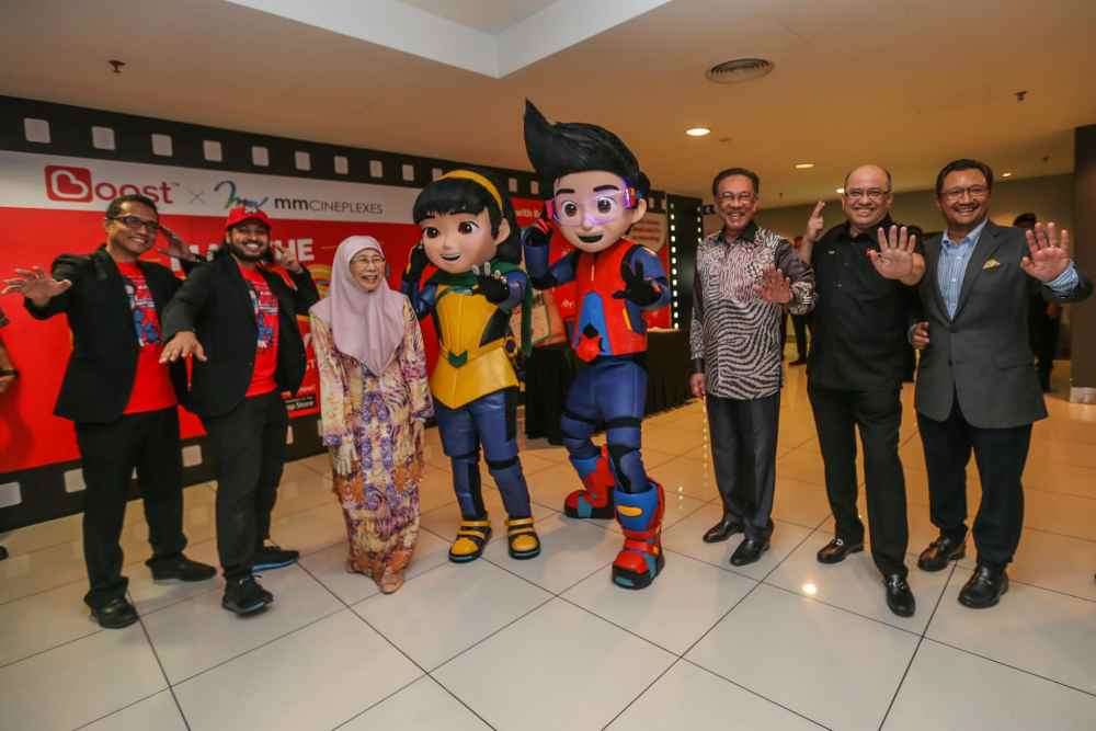 Datuk Seri Dr Wan Azizah Wan Ismail (third left) and Datuk Seri Anwar Ibrahim (third right) pose for a photo with the u00e2u20acu02dcEjen Aliu00e2u20acu2122 mascot during the special screening of the movie in Petaling Jaya January 11, 2020. u00e2u20acu2022 Picture by Hari Anggara