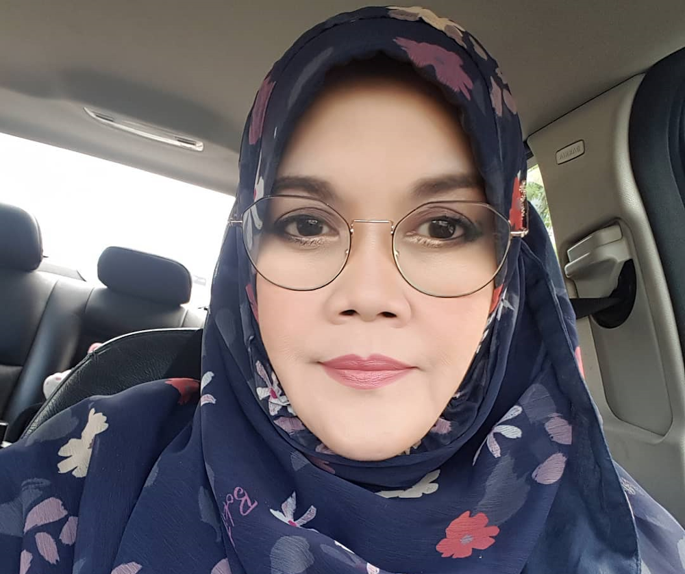 The singer of Janji Manismu has appealed to the people to stop spreading fake statements and attributing it to her. — Picture via Instagram/ aishahjmm