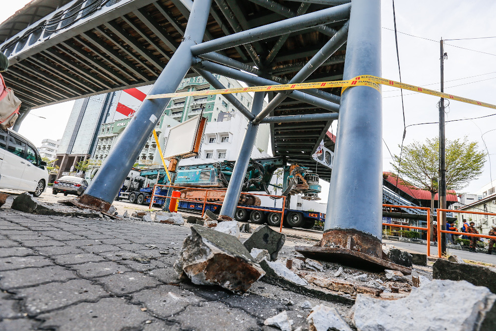A 16-wheeler carrying a construction crane was seen almost ripping off a pedestrian bridge after part of the crane was stuck under it at Weld Quay in Penang February 5, 2020. — Picture by Sayuti Zainudin