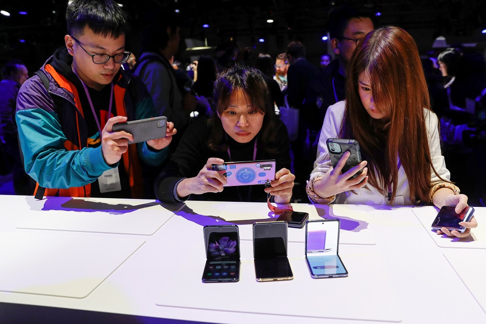 Attendees take photographs of the new Samsung Galaxy Z Flip foldable smartphone during Samsung Galaxy Unpacked 2020 in San Francisco February 11, 2020. u00e2u20acu201d Reuters pic