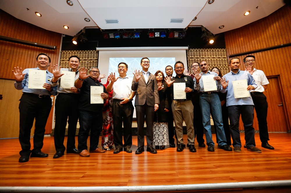 Penang State Exco Zairil Khir Johari (centre) takes a group photo with the telco representative during a press conference at the Komtar building in George Town February 4, 2020. u00e2u20acu201d Picture by Sayuti Zainudin