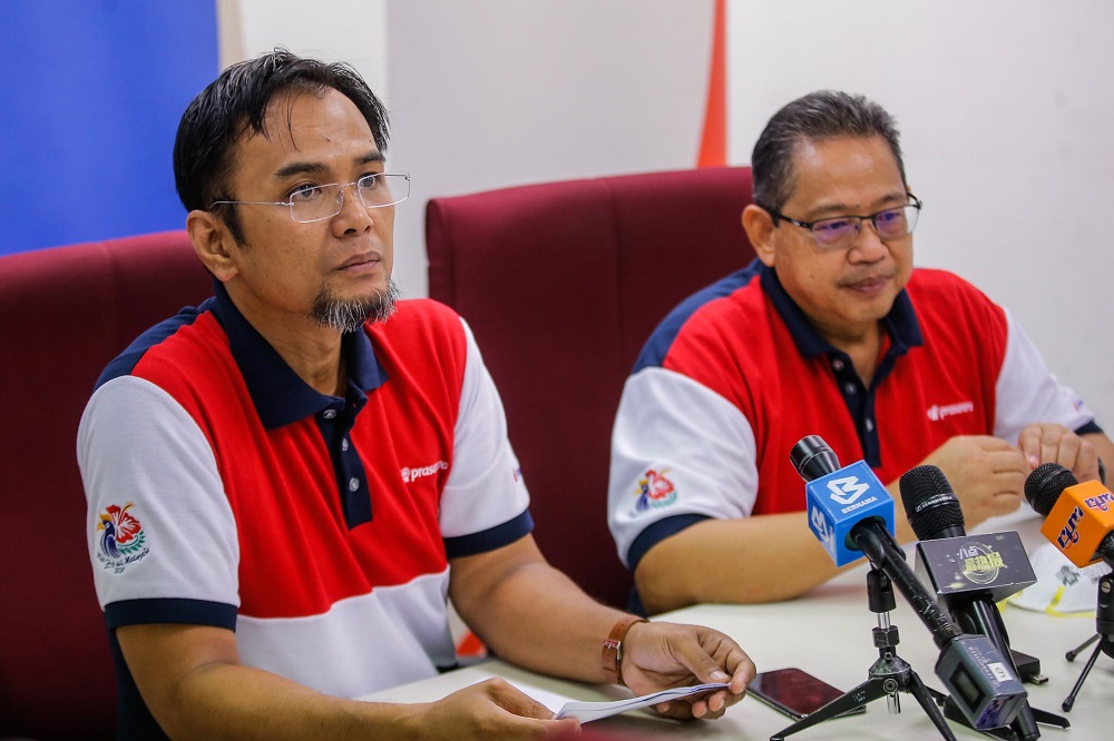 Rapid Bus chief executive officer Muhammad Yazurin Sallij Muhammad Yassin (left) and Rapid Rail chief executive officer Abdul Hadi Amran (right) at a press conference in Kuala Lumpur February 7, 2020.