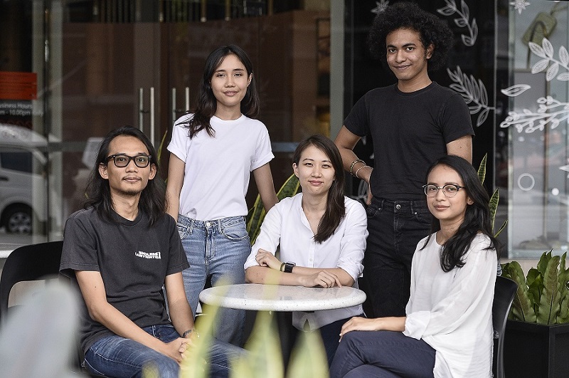 (From left) u00e2u20acu02dcMasam Manisu00e2u20acu2122 director Ridhwan Saidi, actors Mia Sabrina Mahadir, Lew Shu Ni, Sadiq M. Jamil and producer Nurul Aizam talk about adapting the 1965 P. Ramlee comedy u00e2u20acu02dcMasam-Masam Manisu00e2u20acu2122. u00e2u20acu201d Pictures by Miera Zulyana