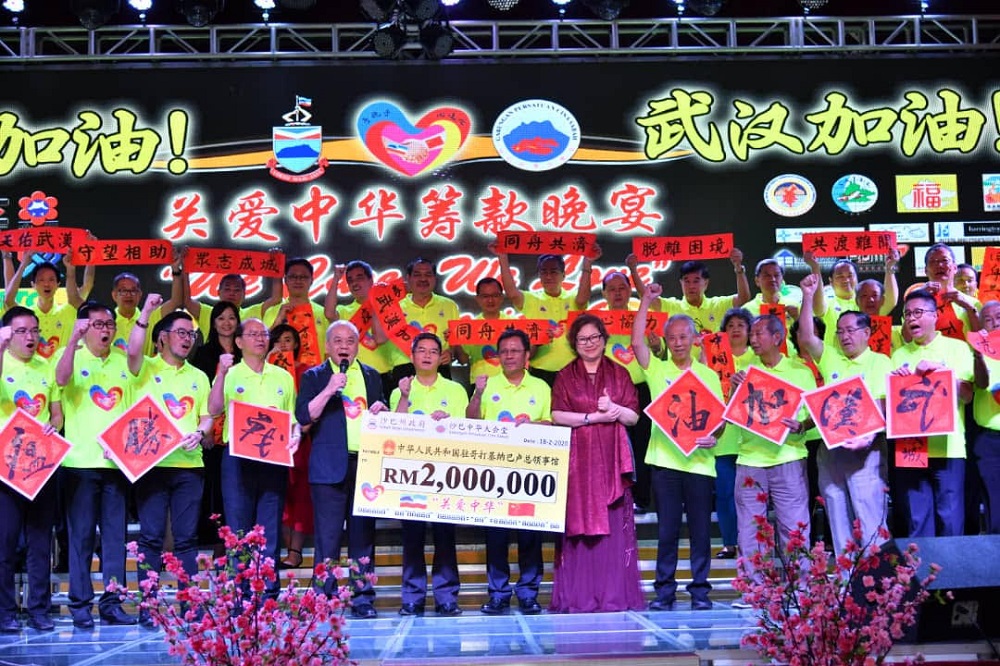Sabah Chief Minister Datuk Seri Shafie Apdal(centre) with the mock cheque for RM2 million presented to China consul general for Kota Kinabalu Liang Caide in Kota Kinabalu February 18, 2020. u00e2u20acu201d Picture courtesy of Sabah Chief Ministeru00e2u20acu2122s Department