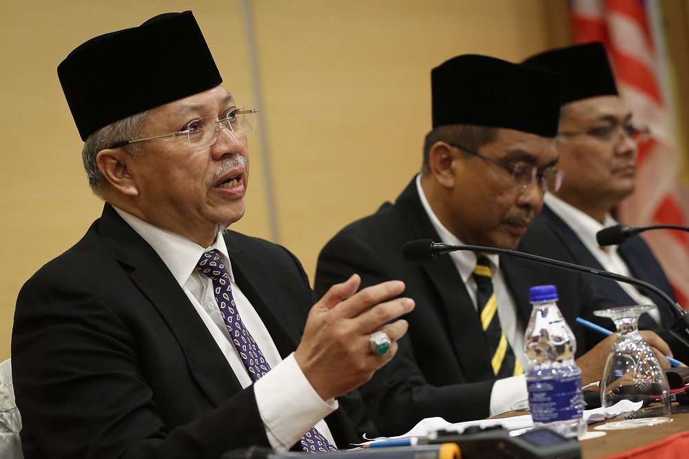 Umno secretary-general Tan Sri Annuar Musa (left) speaks during a press conference at the partyu00e2u20acu2122s headquarters in Kuala Lumpur February 25, 2020. u00e2u20acu201d Picture by Yusof Mat Isa