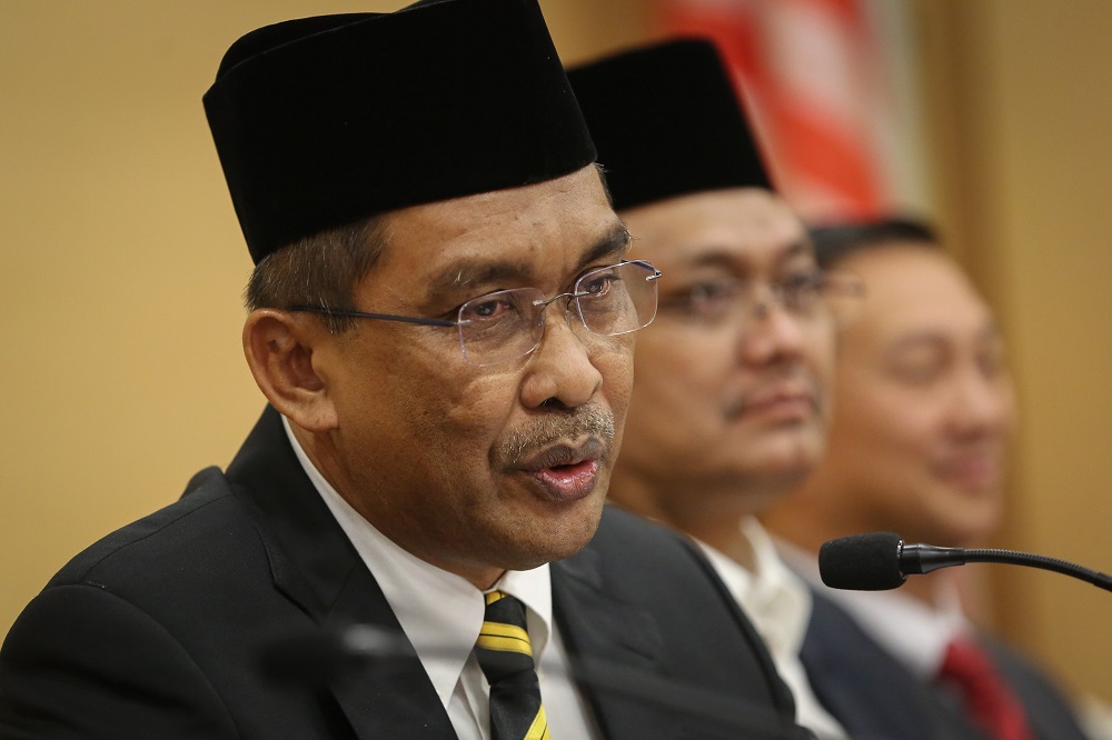 PAS secretary-general Datuk Takiyuddin Hassan (left) speaks during a press conference at Umnou00e2u20acu2122s headquarters in Kuala Lumpur February 25, 2020. u00e2u20acu201d Picture by Yusof Mat Isa