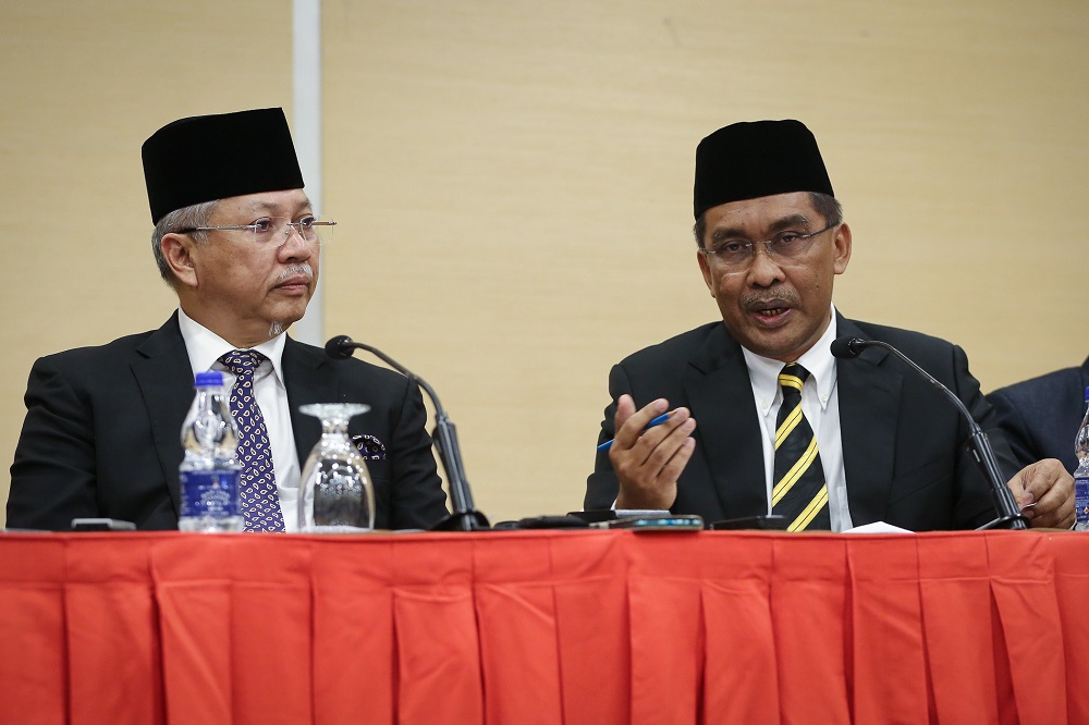 Umno secretary-general Tan Sri Annuar Musa (left) and PAS secretary-general Datuk Takiyuddin Hassan during a press conference at Umnou00e2u20acu2122s headquarters in Kuala Lumpur February 25, 2020. u00e2u20acu201d Picture by Yusof Mat Isa