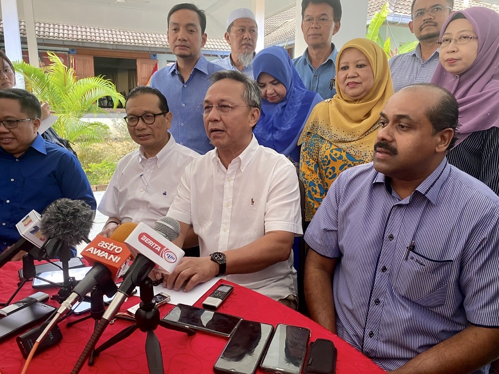 Johor Barisan Nasional chief Datuk Hasni Mohammad (centre) said that BN will proceed to form the next state government within the next few days after receiving support from a majority of state assemblymen. — Picture by Ben Tan