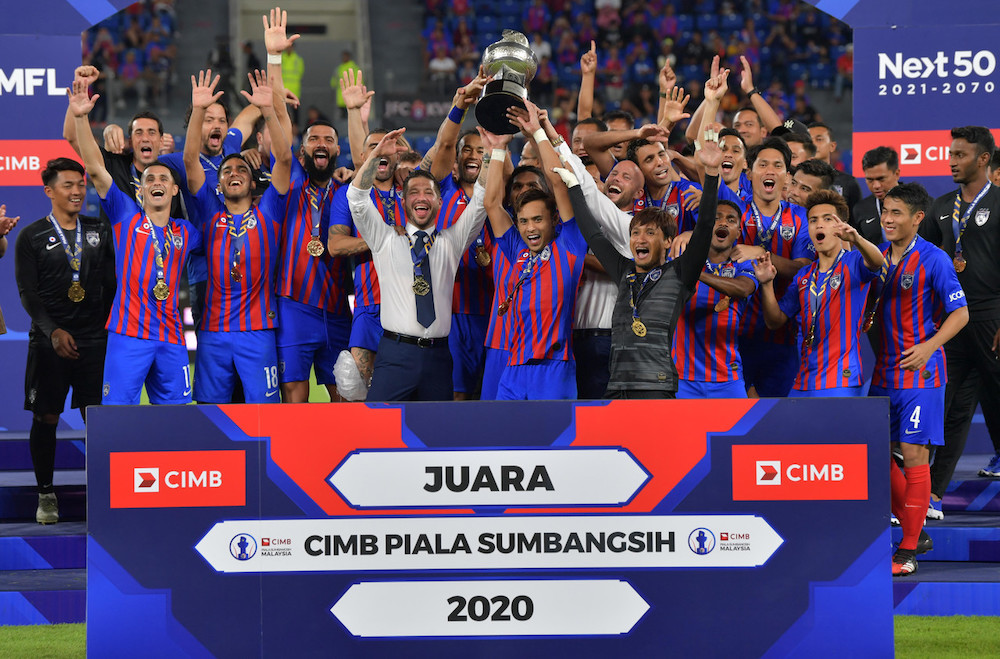 Johor Darul Tau00e2u20acu2122zim (JDT) players lift the Sultan Haji Ahmad Shah Cup trophy after defeating Kedah. u00e2u20acu201d Bernama pic
