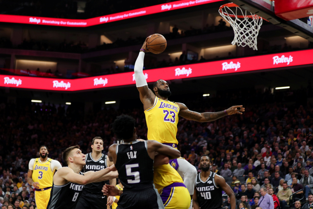 Los Angeles Lakers forward LeBron James (23) dunks the ball during the first quarter against the Sacramento Kings at Golden 1 Center in Sacramento, California February 1, 2020. u00e2u20acu201d Sergio Estrada-USA Today via Reuters 