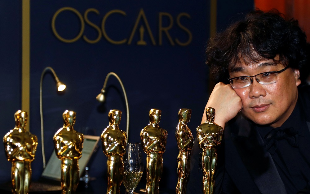 Bong Joon-ho poses with the Oscars for u00e2u20acu02dcParasiteu00e2u20acu2122 at the Governors Ball following the 92nd Academy Awards in Los Angeles, California February 9, 2020. u00e2u20acu201d Reuters pic