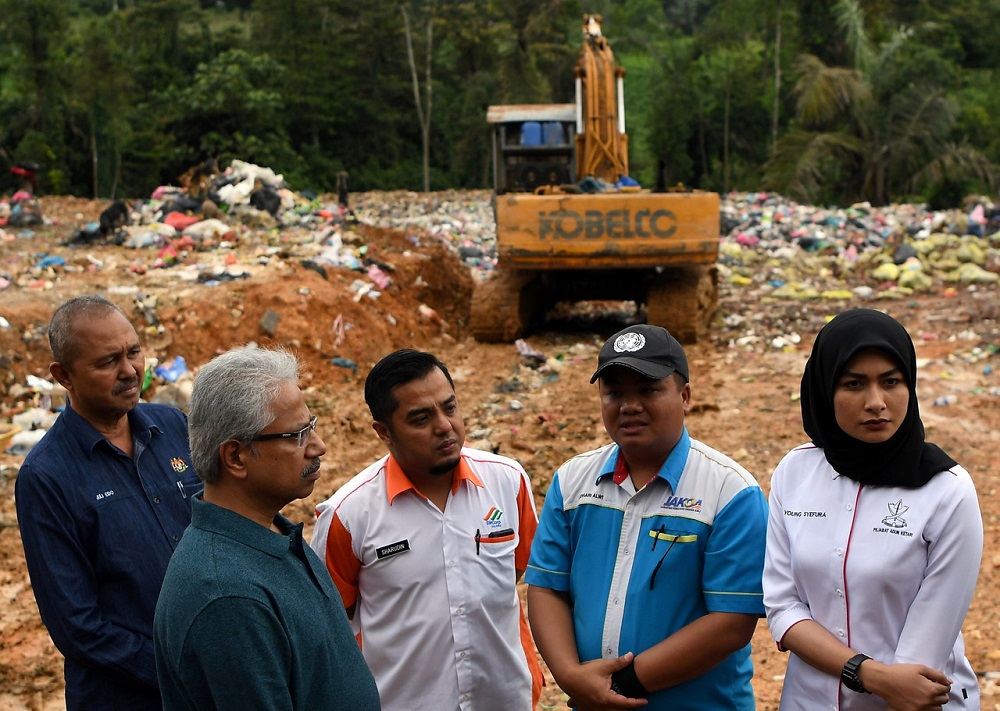 SWCorp director Sharudin Hamid (centre) and Minister in the Prime Ministeru00e2u20acu2122s Department Senator P. Waytha Moorthy (second left) during a site visit to the Bandar Muadzam Shah landfill in Rompin February 18, 2020. u00e2u20acu201d Bernama pic