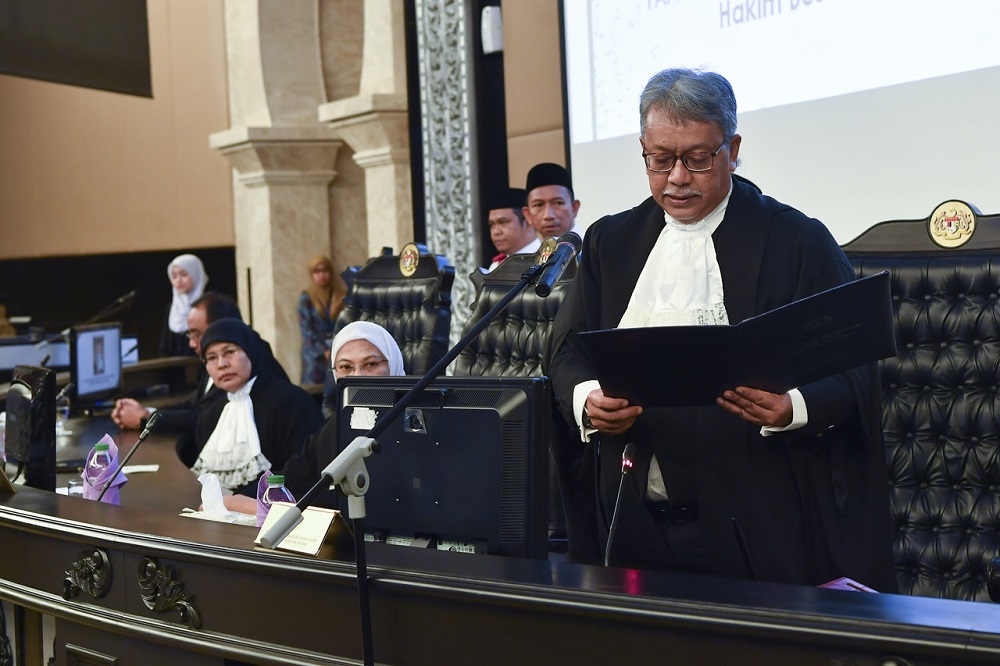 Datuk Abang Iskandar Abang Hashim takes his oath of office and allegiance at the Palace of Justice in Putrajaya February 25, 2020. u00e2u20acu201d Bernama pic