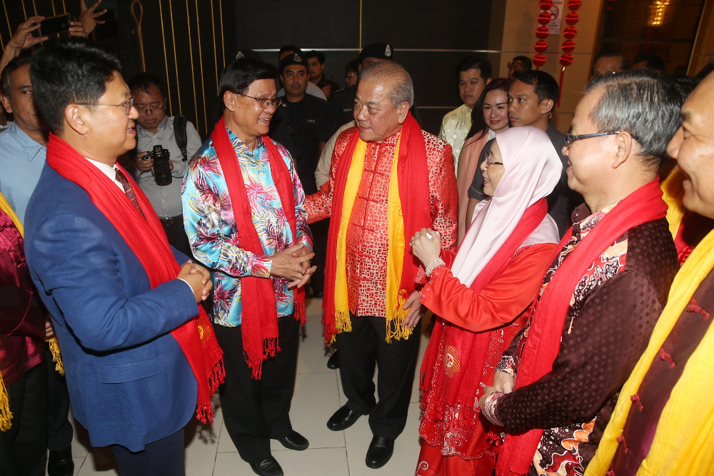 Datuk Seri Dr Wan Azizah Wan Ismail talking to His Excellency (H.E) Bai Tian ( far left) with Tan Sri Goh Tian Chuan, President of Huazong ( on her right) during the Chinese New Year Celebration Open House at Wisma Huazhong Hall, Seri Kembangan. — Picture by Choo Choy May