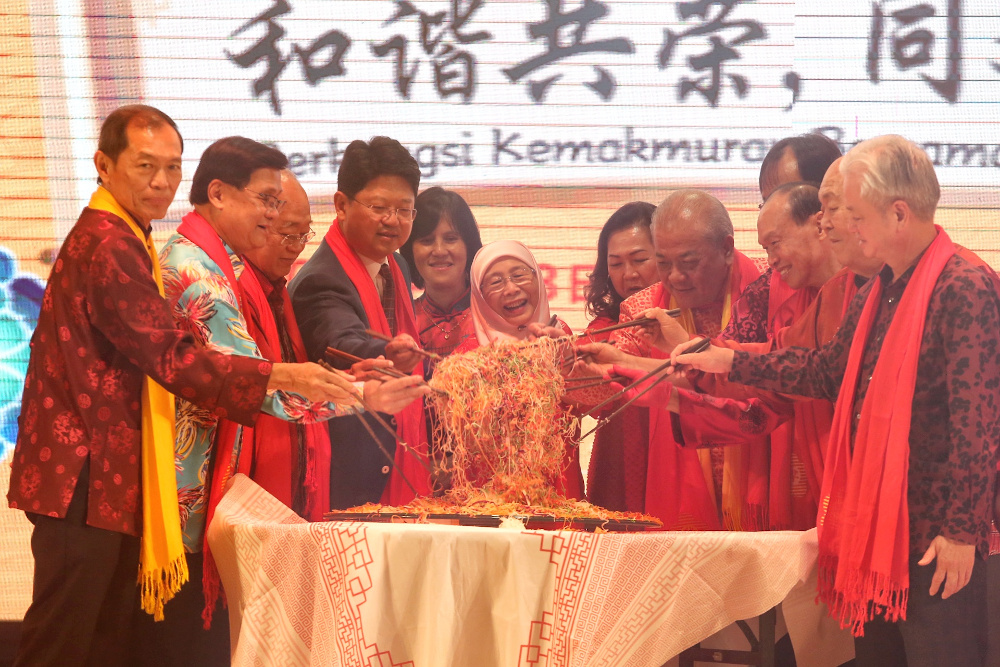 Datuk Seri Dr Wan Azizah Wan Ismail , His Excellency (H.E) Bai Tian ,Tan Sri Goh Tian Chuan, President of Huazong and other guests doing the lou sang during the Chinese New Year Celebration Open House February 3, 2020. u00e2u20acu201d Picture by Choo Choy Mayn