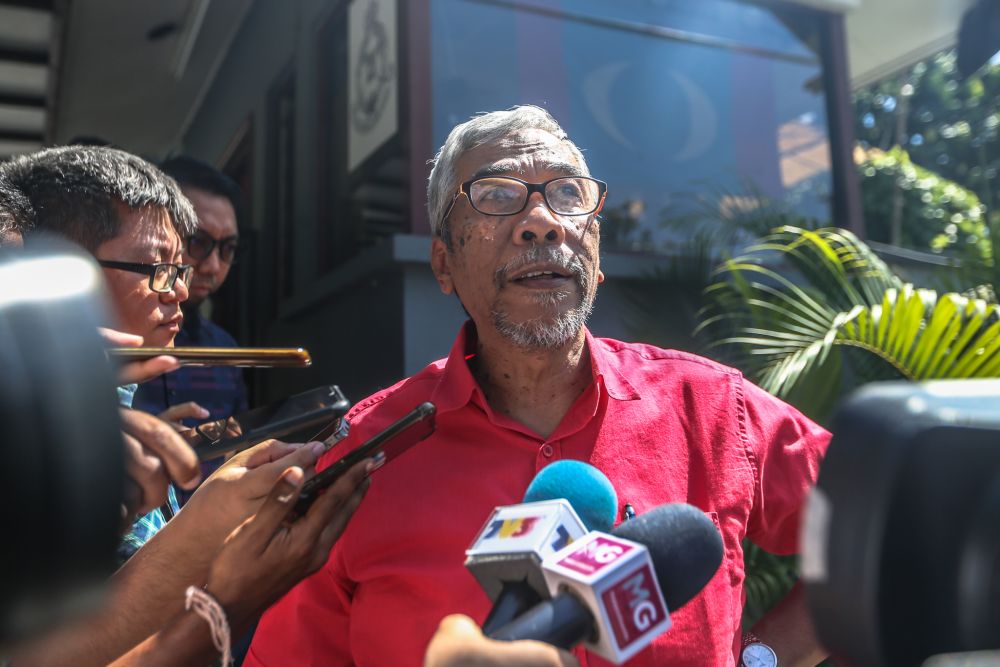 Parti Amanah Negara secretary-general Datuk Dr Mohd Hatta Md Ramli speaks to reporters at Datuk Seri Anwar Ibrahimu00e2u20acu2122s residence in Segambut February 25, 2020. u00e2u20acu201d Picture by Firdaus Latif