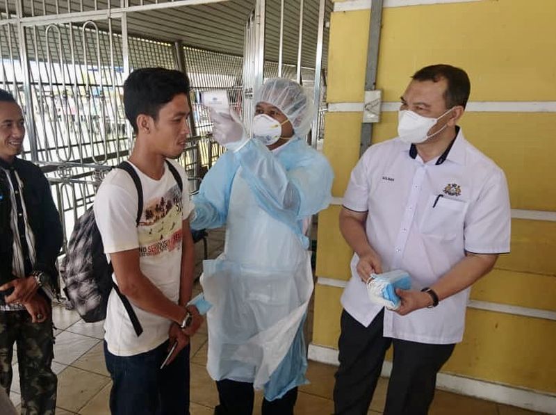 Mohd Solihan (far right) looks at the novel coronavirus screening procedure during his visit to the Kukup International Ferry Terminal in Pontian February 10, 2020. u00e2u20acu201d Picture by Ben Tan