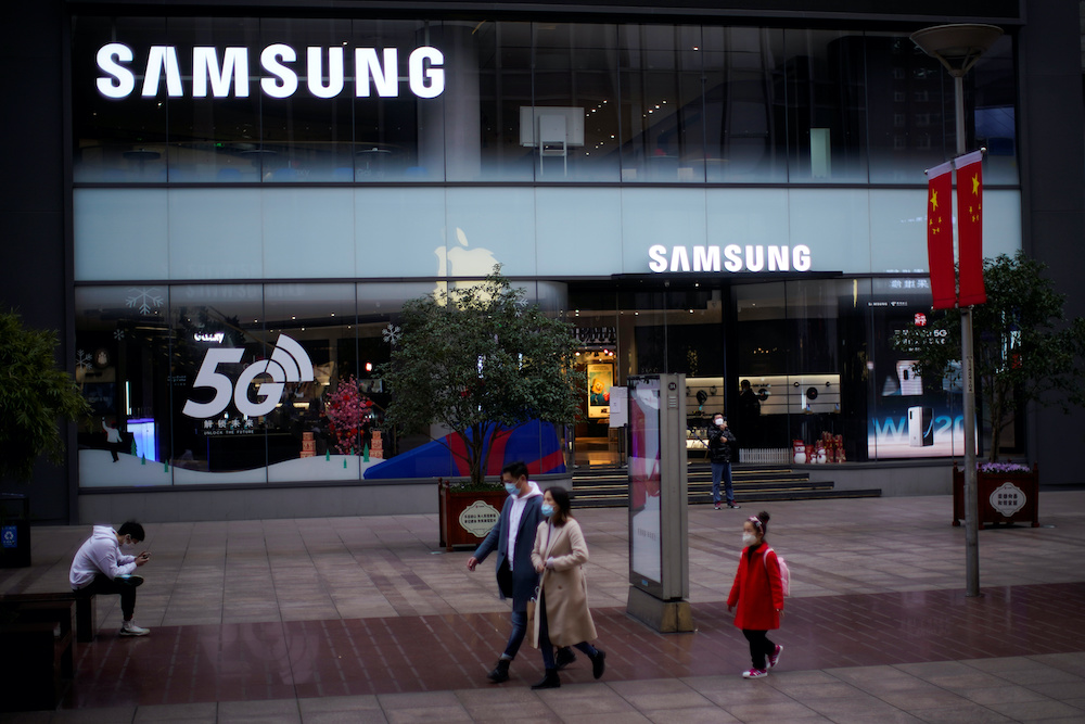 People wears masks in front a Samsung Store at a main shopping area as the country is hit by an outbreak of the new coronavirus in downtown Shanghai, China February 21, 2020. u00e2u20acu201d Reuters picnnn
