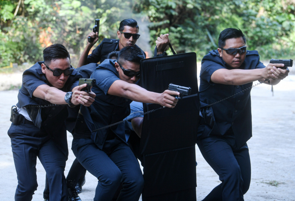 Special Action Unit (UTK) members conduct a u00e2u20acu02dcrescueu00e2u20acu2122 operation during a shooting exercise with media practitioners at the unitu00e2u20acu2122s 45th anniversary in Sungai Buloh February 2, 2020. u00e2u20acu201d Bernama pic 
