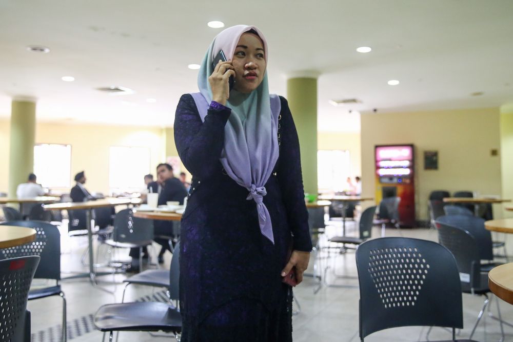 Journalist Wan Noor Hayati Wan Alias is pictured at the Kuala Lumpur High Court February 5, 2020. u00e2u20acu201d Picture by Yusof Mat Isa