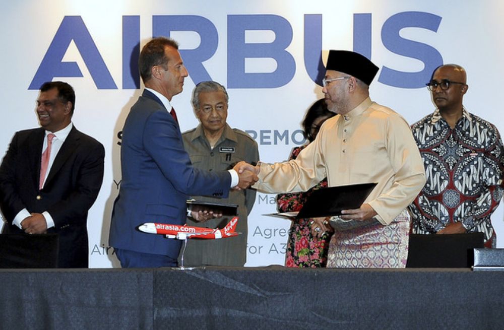 Prime Minister Tun Dr Mahathir Mohamad witnessing Air Asia Executive Chairman Datuk Kamarudin Meranun (second right) and  Airbus Chief Executive Guillaume Faury (second left) at the signing of a joint venture agreement between Airbus and Air Asia Group, A