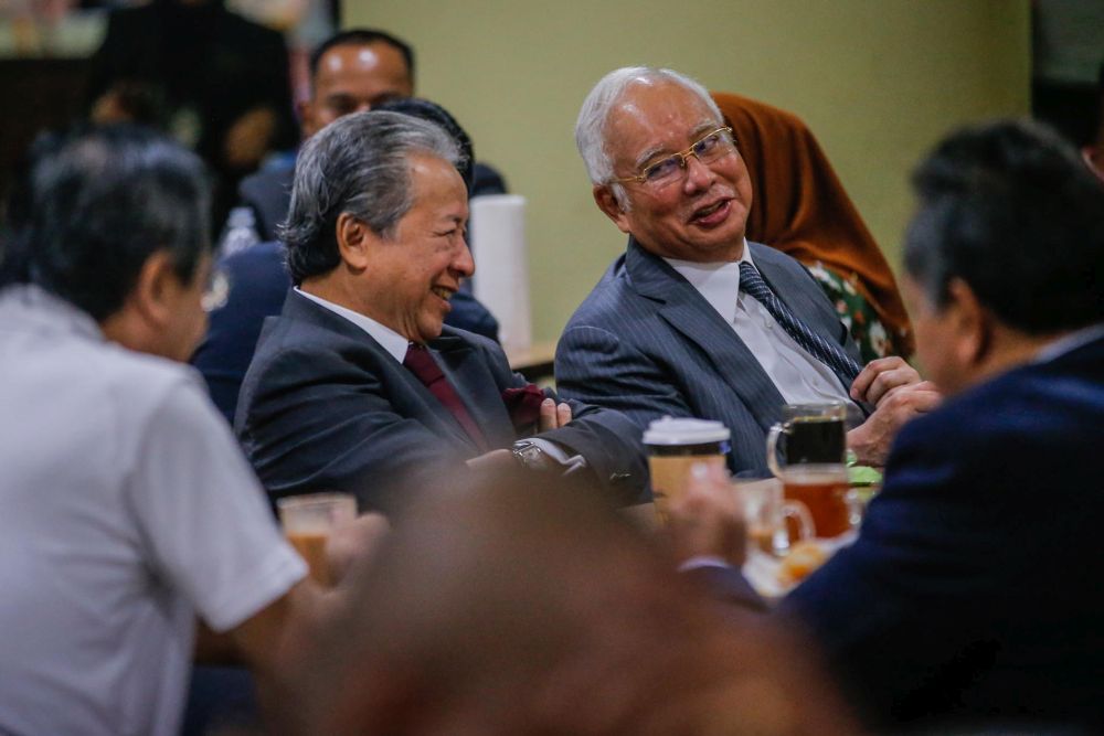 Former foreign minister Datuk Seri Anifah Aman chats with Datuk Seri Najib Razak at the Kuala Lumpur Court Complex on February 13, 2020. u00e2u20acu2022 Picture by Hari Anggara