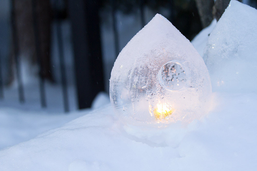 ‘Snow light’ courtesy of an ice lamp.