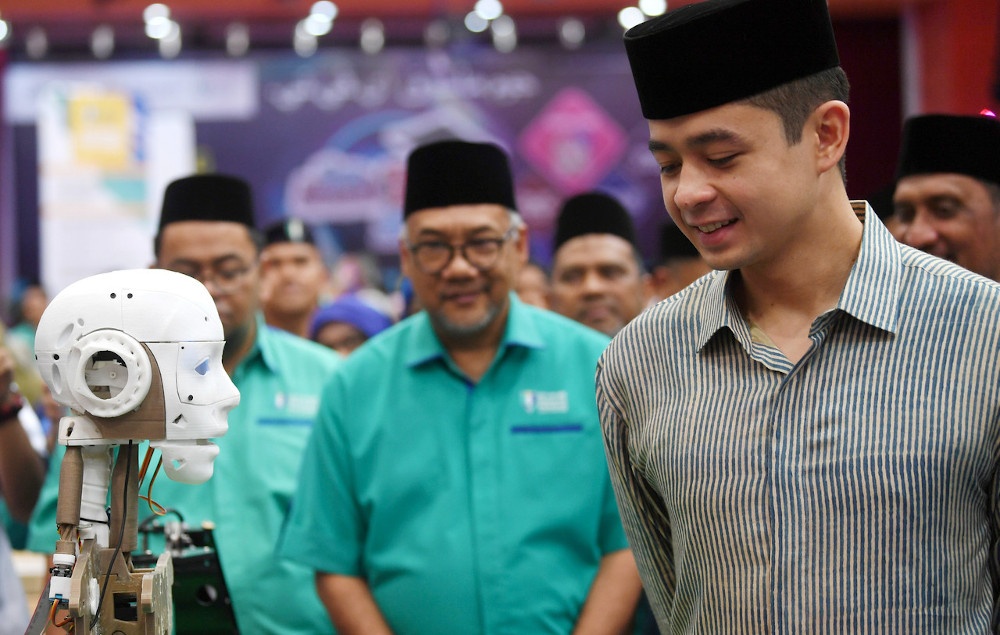 Pemangku Raja Pahang Tengku Mahkota Tengku Hassanal Ibrahim Alam Shah Al-Sultan Abdullah (kanan) di program Jom Masuk IPT di Universiti Malaysia Pahang (UMP) 22 Februari 2020. u00e2u20acu201d Foto Bernama