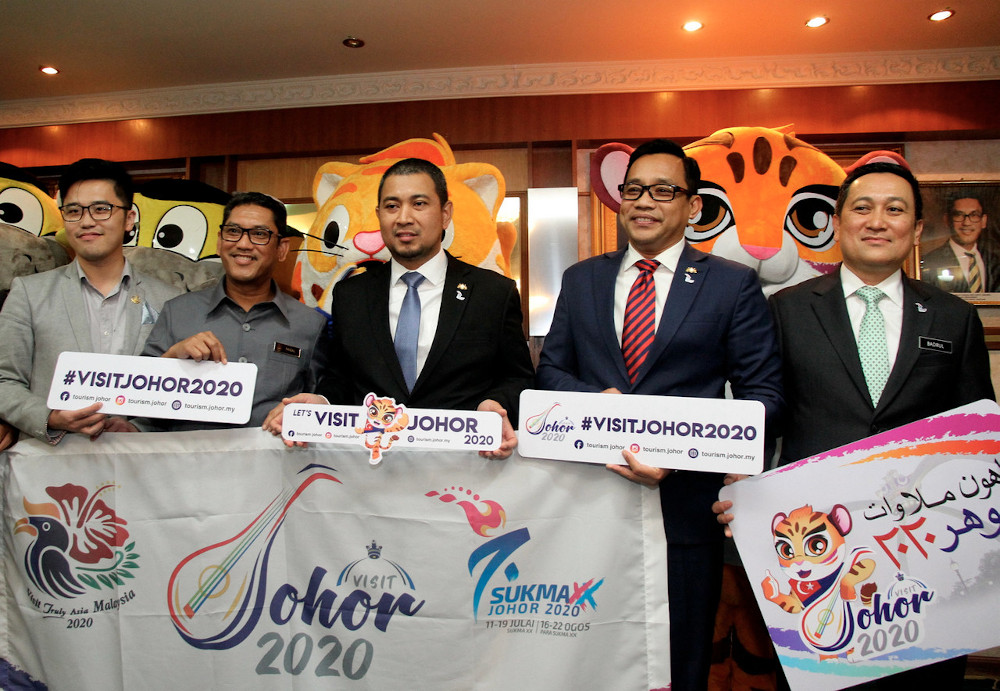 Menteri Besar Johor Datuk Sahruddin Jamal (tengah) menunjukkan plakad Sukma Johor 2020 di Bangunan Perak Darul Ridzuan 10 Februari 2020. u00e2u20acu201d Foto Bernama