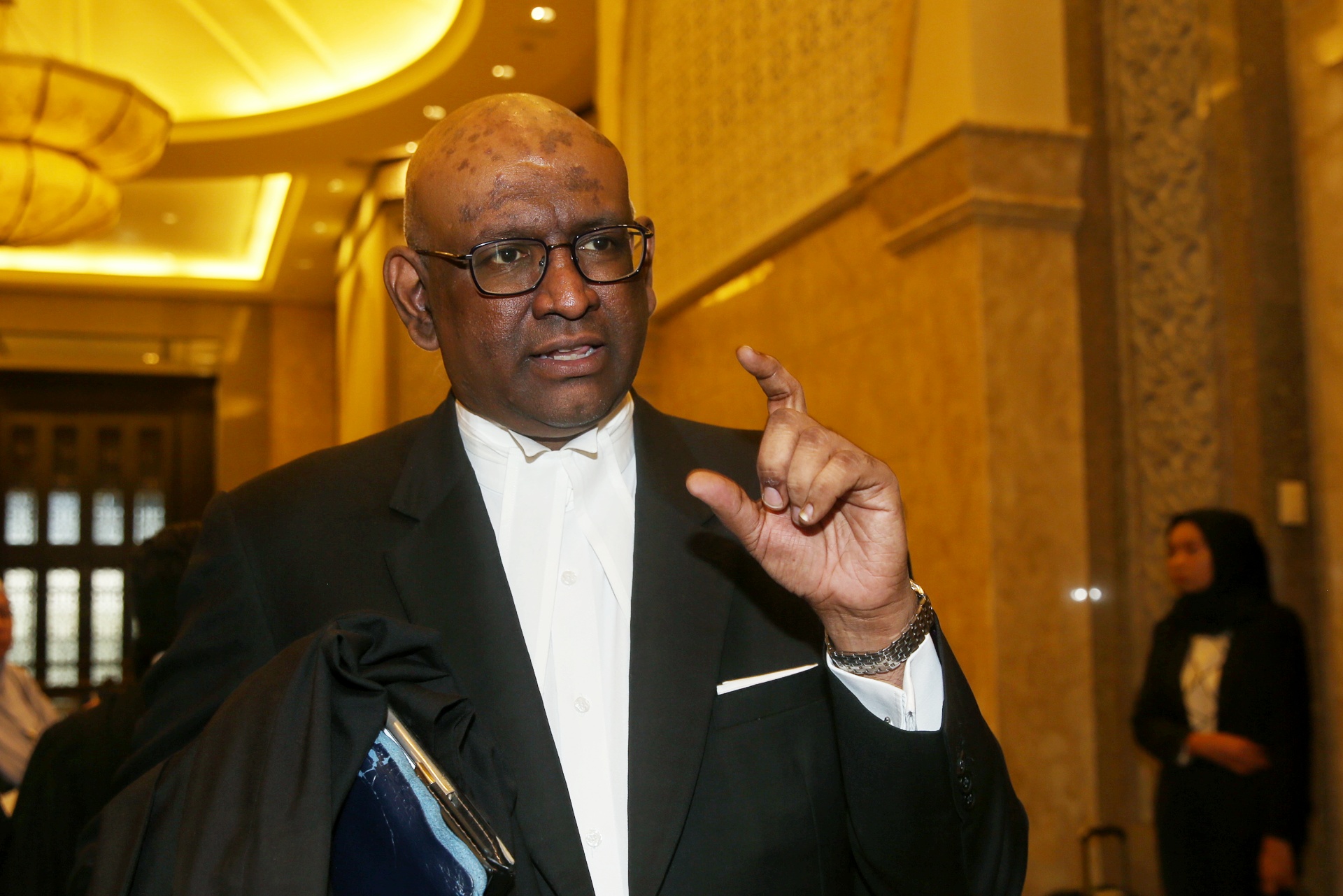 Lawyer K. Shanmuga speaks to reporters at the Federal Court in Putrajaya February 13, 2020. ― Picture by Choo Choy May 