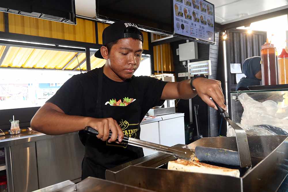 A Container Kebab worker preparing the kebab for a customer. — Picture by Farhan Najib Yusoff