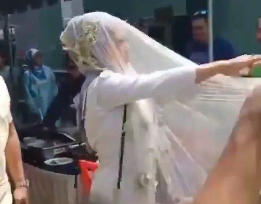 Sally the bridesmaid startled by the sound of a tray dropping. u00e2u20acu201d Screengrab from Twitter/@Lelakigeeknew