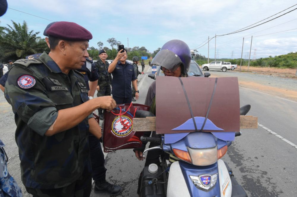 Datuk Hazani Ghazali (left)