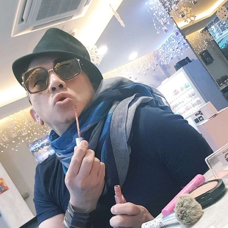 The feud between  Azwan and Vida appears to have ended ...for now. — Picture via Facebook/Azwan Ali