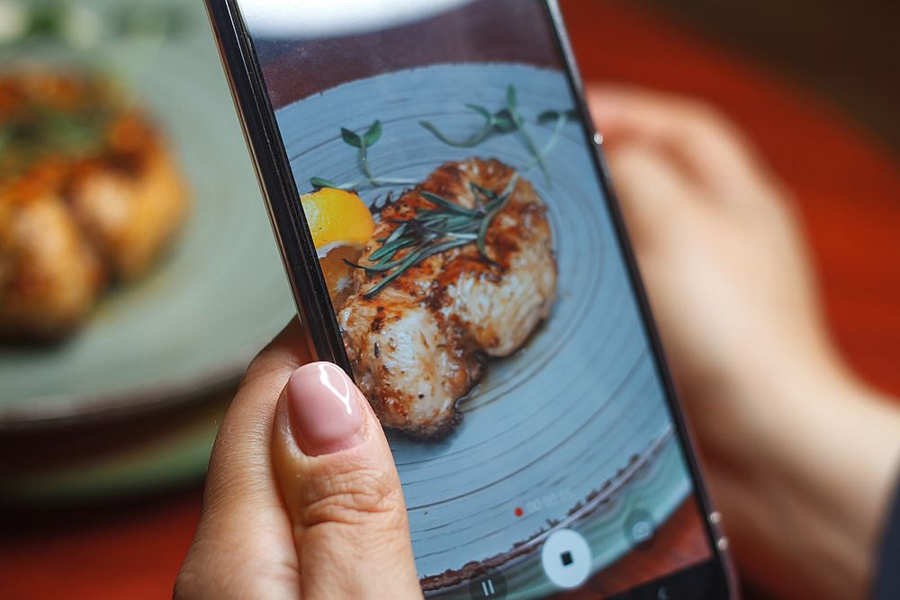 What your friends are eating on Facebook could influence your own diet, according to research. u00e2u20acu201d Ramann/ IStock.com